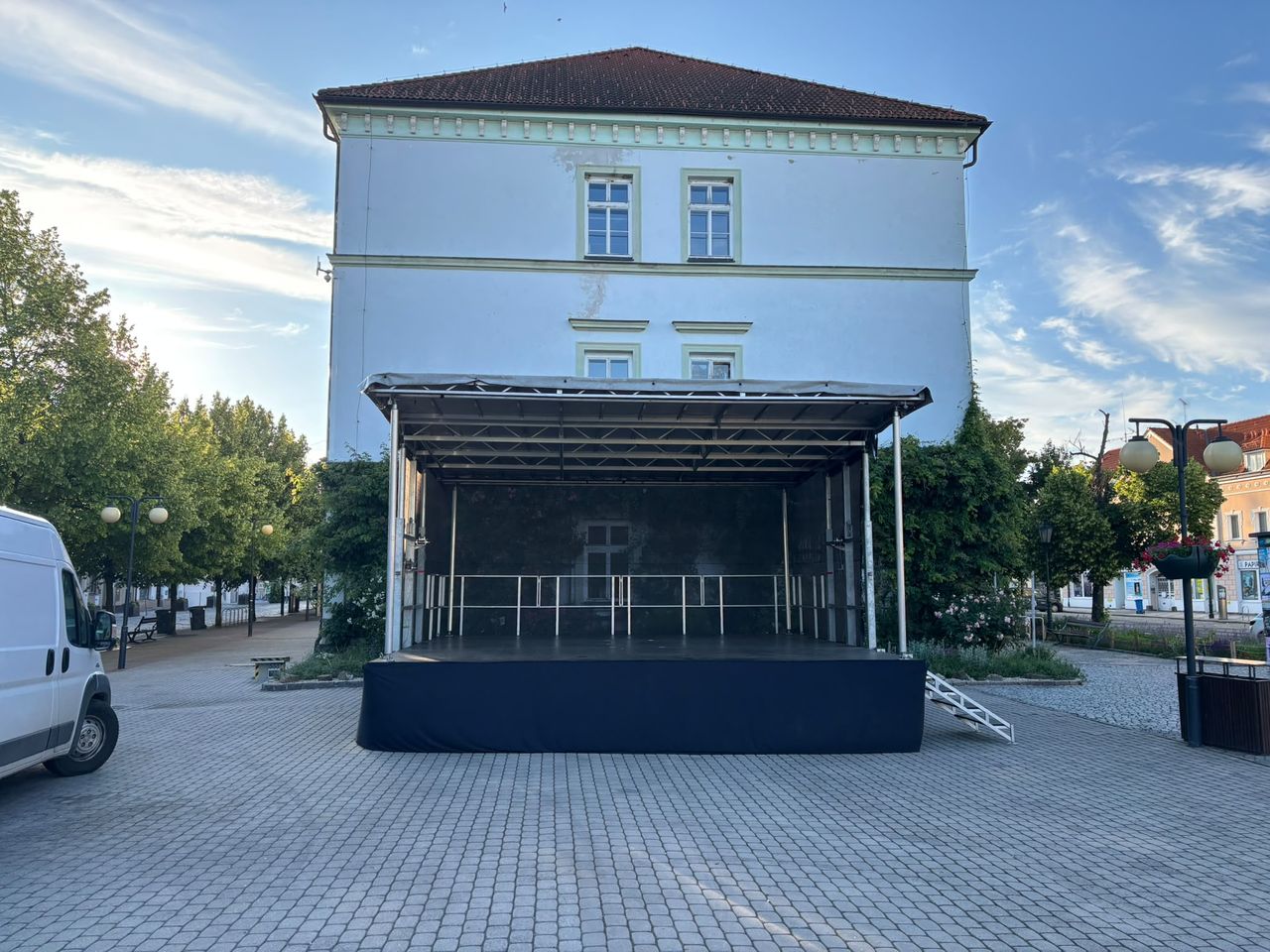 Mobilní pódium postavené na náměstí